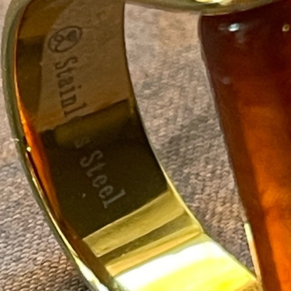 FHASHION JEWELRY STAINLESS STEEL RING SIZE 7 GOLD COLOR WITH AMBER COLOR DESIGN - Picture 4 of 6